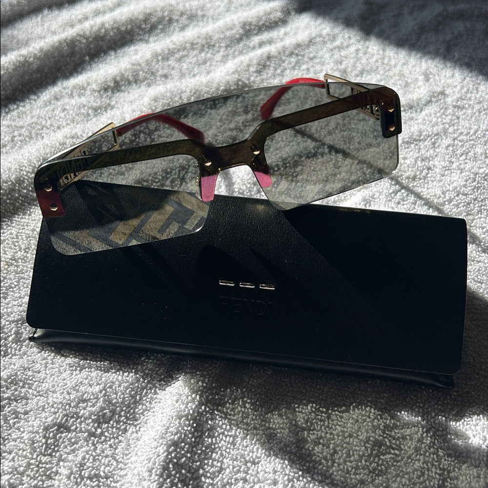 Fendi Geometric Pink and Black Sunglasses - Picture 4 of 7